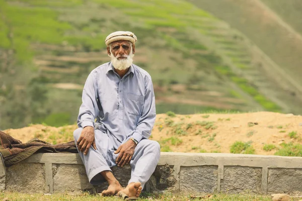 Gilgit, Pakistan - 09 Haziran 2018: Geleneksel Pakol 'da Beyaz Sakallı Yaşlı Pakistanlı