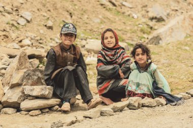 Gilgit Baltistan, Pakistan - 08 Haziran 2018: Dağ yolunda oturan fakir çocuklar