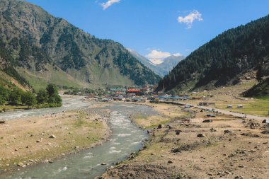 Pakistan 'ın Gilgit Baltistan Tepelerindeki Dağ Nehrinin Muhteşem Manzarası 
