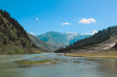 Pakistan 'ın Gilgit Baltistan Tepelerindeki Dağ Nehrinin Muhteşem Manzarası 