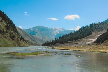 Pakistan 'ın Gilgit Baltistan Tepelerindeki Dağ Nehrinin Muhteşem Manzarası 