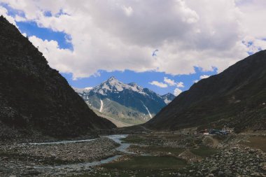 Pakistan 'ın Gilgit Baltistan Tepelerindeki Dağ Nehrinin Muhteşem Manzarası 