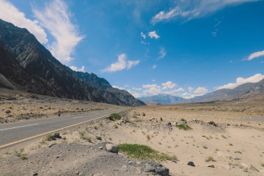 Pakistan 'ın Mavi Bulutların Altındaki Yüksek Gilgit Baltistan Dağlarında Asphalt Yolu