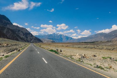 Pakistan 'ın Mavi Bulutların Altındaki Yüksek Gilgit Baltistan Dağlarında Asphalt Yolu