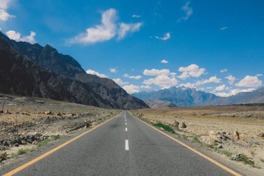 Pakistan 'ın Mavi Bulutların Altındaki Yüksek Gilgit Baltistan Dağlarında Asphalt Yolu