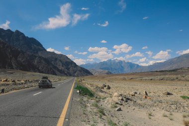 Pakistan 'ın Mavi Bulutların Altındaki Yüksek Gilgit Baltistan Dağlarında Asphalt Yolu