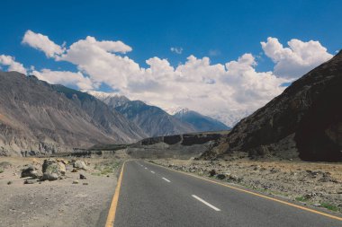 Pakistan 'ın Mavi Bulutların Altındaki Yüksek Gilgit Baltistan Dağlarında Asphalt Yolu