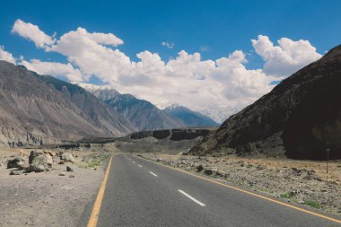Pakistan 'ın Mavi Bulutların Altındaki Yüksek Gilgit Baltistan Dağlarında Asphalt Yolu