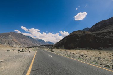 Pakistan 'ın Mavi Bulutların Altındaki Yüksek Gilgit Baltistan Dağlarında Asphalt Yolu