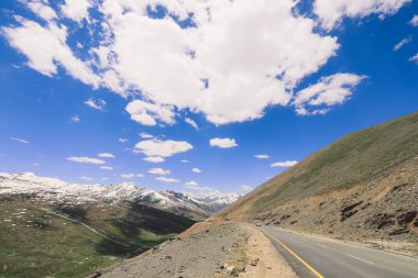 Gilgit Baltistan Dağları, Pakistan 'daki Asfalt Yolu' na Görkemli Manzara