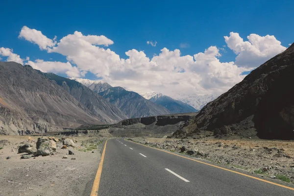 Asfalt Road High Gilgit Baltistan Mountains Blue Clouds Pákistán — Stock fotografie