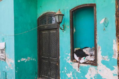 Geleneksel Doğu Desenlerinde Renkli ve Parlak Balkon, Pakistan