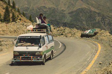 Gilgit, Pakistan - 10 Haziran 2018: Gilgit Baltistan Dağları 'ndaki Asphalt Yolu üzerindeki Arabaları Geçmek