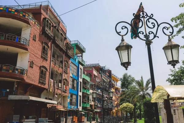 Geleneksel Doğu Desenlerinde Renkli ve Parlak Balkon, Pakistan