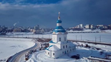 Kilise ve kış manzaralı Cheboksary 