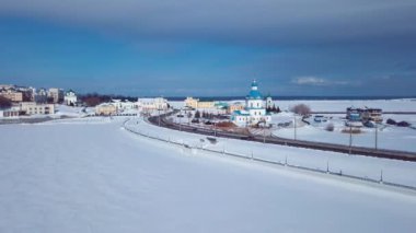 Kilise ve kış manzaralı Cheboksary 