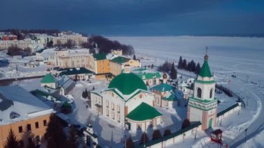 Cheboksary 'deki kilisenin hava manzarası.