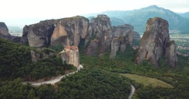Yunanistan 'daki Dağlar ve Meteora Manastırlarının 4K Hava Görüntüsü