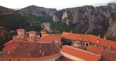 Yunanistan 'daki Dağlar ve Meteora Manastırlarının 4K Hava Görüntüsü