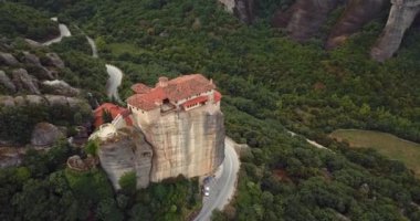 Yunanistan 'daki Dağlar ve Meteora Manastırlarının 4K Hava Görüntüsü