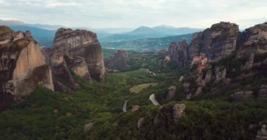 Yunanistan 'daki Dağlar ve Meteora Manastırlarının 4K Hava Görüntüsü