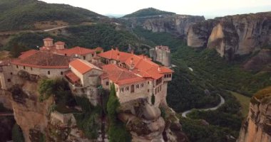 Yunanistan 'daki Dağlar ve Meteora Manastırlarının 4K Hava Görüntüsü