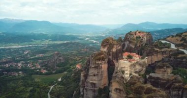 Yunanistan 'daki Dağlar ve Meteora Manastırlarının 4K Hava Görüntüsü