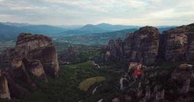 Yunanistan 'daki Dağlar ve Meteora Manastırlarının 4K Hava Görüntüsü