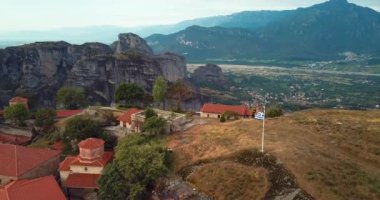 Yunanistan 'daki Dağlar ve Meteora Manastırlarının 4K Hava Görüntüsü