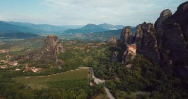 Yunanistan 'daki Dağlar ve Meteora Manastırlarının 4K Hava Görüntüsü