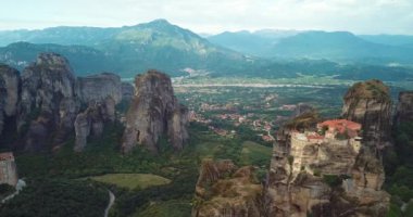 Yunanistan 'daki Dağlar ve Meteora Manastırlarının 4K Hava Görüntüsü