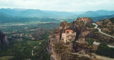 Yunanistan 'daki Dağlar ve Meteora Manastırlarının 4K Hava Görüntüsü