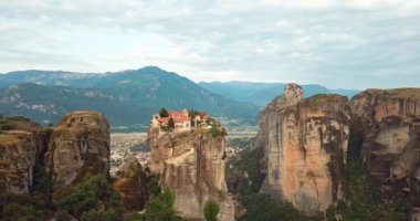 Yunanistan 'daki Dağlar ve Meteora Manastırlarının 4K Hava Görüntüsü