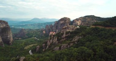 Yunanistan 'daki Dağlar ve Meteora Manastırlarının 4K Hava Görüntüsü