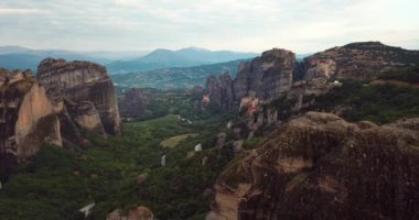 Yunanistan 'daki Dağlar ve Meteora Manastırlarının 4K Hava Görüntüsü