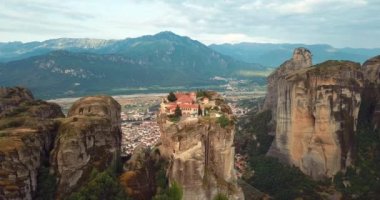 Yunanistan 'daki Dağlar ve Meteora Manastırlarının 4K Hava Görüntüsü