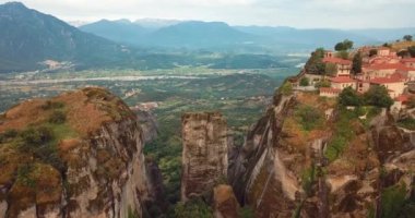 Yunanistan 'daki Dağlar ve Meteora Manastırlarının 4K Hava Görüntüsü