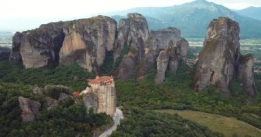 Yunanistan 'daki Dağlar ve Meteora Manastırlarının 4K Hava Görüntüsü