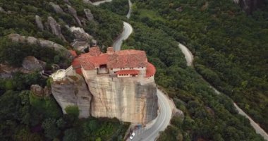 Yunanistan 'daki Dağlar ve Meteora Manastırlarının 4K Hava Görüntüsü
