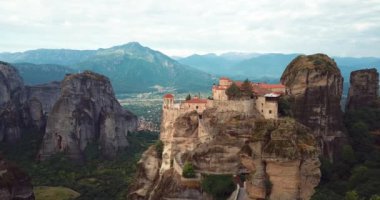 Yunanistan 'daki Dağlar ve Meteora Manastırlarının 4K Hava Görüntüsü