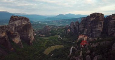 Yunanistan 'daki Dağlar ve Meteora Manastırlarının 4K Hava Görüntüsü
