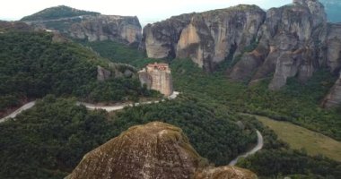 Yunanistan 'daki Dağlar ve Meteora Manastırlarının 4K Hava Görüntüsü