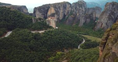 Yunanistan 'daki Dağlar ve Meteora Manastırlarının 4K Hava Görüntüsü