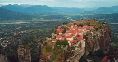 Yunanistan 'daki Dağlar ve Meteora Manastırlarının 4K Hava Görüntüsü