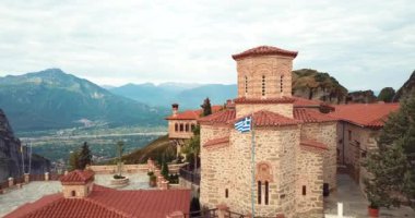 Yunanistan 'daki Dağlar ve Meteora Manastırlarının 4K Hava Görüntüsü