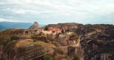 Yunanistan 'daki Dağlar ve Meteora Manastırlarının 4K Hava Görüntüsü