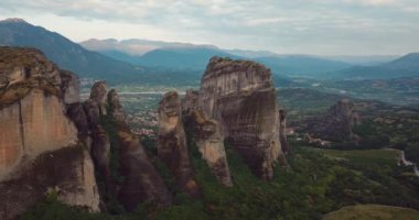 Yunanistan 'daki Dağlar ve Meteora Manastırlarının 4K Hava Görüntüsü