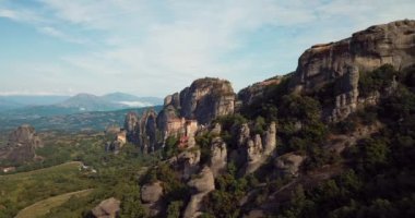 Yunanistan 'daki Dağlar ve Meteora Manastırlarının 4K Hava Görüntüsü