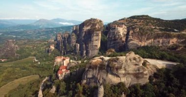 Yunanistan 'daki Dağlar ve Meteora Manastırlarının 4K Hava Görüntüsü