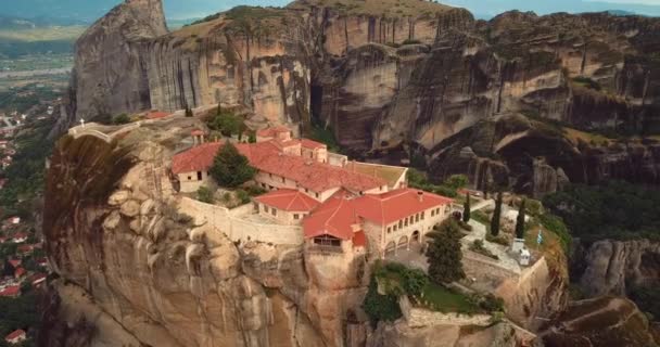 ギリシャの山とメテオラ修道院の4K空中ビュー — ストック動画